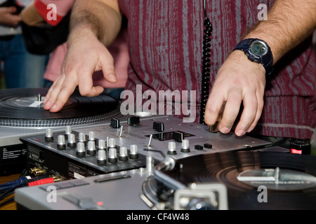 Mann, der Rap-Musik-Aufzeichnungen im Club spielt Stockfoto