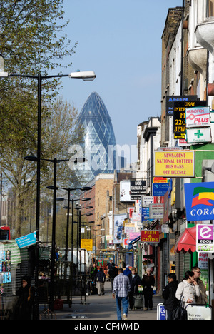 Ein Blick auf Whitechapel Weg die Gurke (Swiss Re Gebäude) in der City of London in der Ferne. Stockfoto