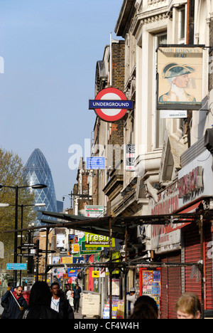 Einen Blick an der Whitechapel Road, Whitechapel u-Bahnstation in Richtung Gherkin (Swiss Re Gebäude) in der Stadt Lo zeigen Stockfoto