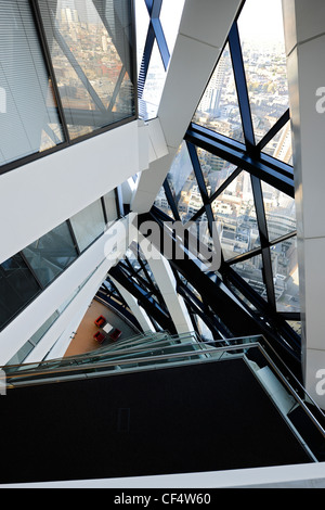 Innenansicht, Blick nach unten das Atrium in 30 St Mary Axe, bekannt als die Gurke. Stockfoto