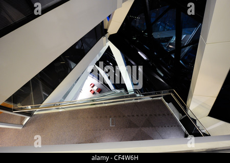 Innenansicht, Blick nach unten das Atrium in 30 St Mary Axe, bekannt als die Gurke in der Nacht. Stockfoto