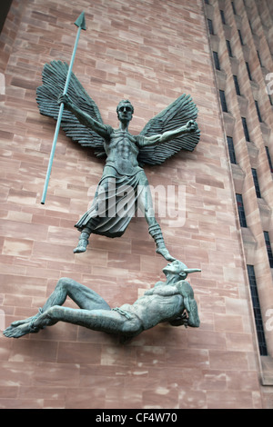 Skulpturen von St. Michael und dem Teufel am Eingang zum neuen Coventry Kathedrale feiert ihr goldenes Jubiläum im Jahr 2012 Stockfoto