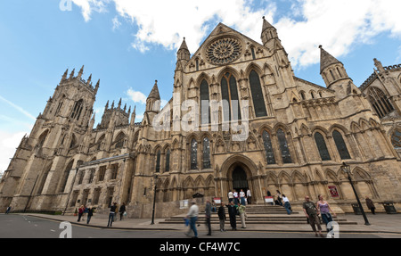 Südansicht des York Minster 14. Jahrhundert Rosette mit Touristen außerhalb zeigen. Stockfoto