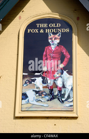 Ein Pub-Zeichen an der Wand vor der alte Fuchs und Jagdhunde Pub in Croydon. Stockfoto