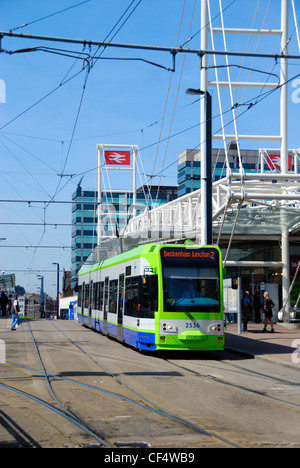 Eine Straßenbahn auf Croydon Tramlink-Bahnhof East Croydon. Stockfoto