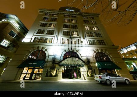 Die Fassade von Malmaison Hotel am Kai im Stadtzentrum von Newcastle in der Nacht. Stockfoto