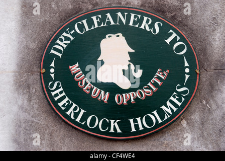 Chemische Reinigungen, Sherlock Holmes unterzeichnen vor dem Geschäft gegenüber dem Sherlock Holmes Museum. Stockfoto