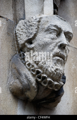 Statue des Dichters John Donne über der Vorhalle der Kirche St. Dunstan im Westen in der Fleet Street. Stockfoto