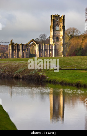 Fountains Abbey, ein Zisterzienser-Klosterruine 1132 gegründet. Es ist ein UNESCO-Weltkulturerbe und Teil des Anwesens F Stockfoto