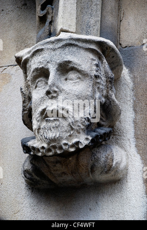 Statue des Reformators William Tyndale über der Vorhalle der Kirche St. Dunstan im Westen in der Fleet Street. Stockfoto