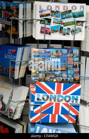 London-Postkarten zum Verkauf an einem Stand außerhalb einen Souvenir-Shop. Stockfoto