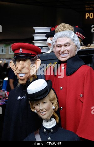 Satirische Karikatur Masken von Königin Elizabeth II, Prinz Charles und ehemalige Premierministerin Margaret Thatcher auf einem Markt stall ich Stockfoto