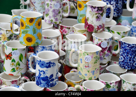 Bunte English China Krüge auf einem Marktstand in Portobello Road angezeigt. Stockfoto