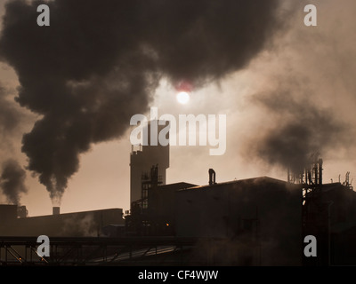 Auszuräuchern Sie wogenden aus Schornsteinen in Billingham Chemieareal. Stockfoto