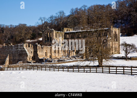 Schnee Hülle der Boden rund um die Ruinen von Rievaulx Abbey, eine ehemalige Zisterzienserabtei in 1132 gegründet und löste durch Henr Stockfoto