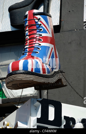 Ein riesiger Doktor Martin Stiefel im Union Jack Farben über einen Shop in Camden Town. Stockfoto