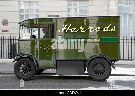 Ein Vintage Harrods-Lieferwagen auf einer Londoner Straße geparkt. Stockfoto