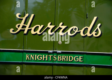 Eine Nahaufnahme der Harrods-Logo auf der Seite ein Oldtimer Lieferwagen. Stockfoto