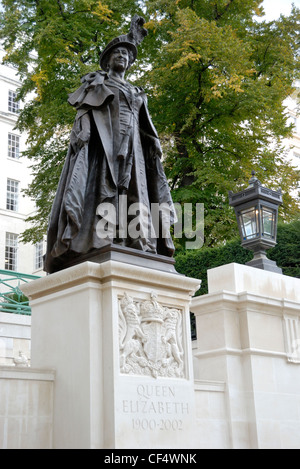 Statue von Königin Elizabeth die Königin-Mutter in der Mall. Die neue Statue wurde vorgestellt von ihrer Majestät der Königin am 24. Februar 2009 Stockfoto