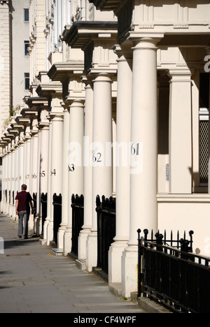 Nummerierte Steinsäulen außerhalb eleganten Häuser viktorianischen Reihenhaus in Eccleston Square. Stockfoto