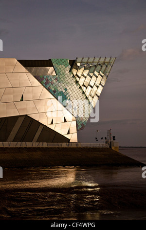 Dramatische Aluminium-Glas-Architektur von The Deep, eines der spektakulärsten Aquarien in der Welt, mit Blick auf die Hu Stockfoto