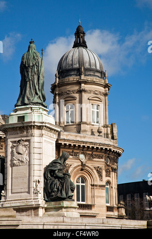 Königin Viktoria-Statue vor dem Maritime Museum in der alten Dock-Büros in Queen Victoria Square. Stockfoto
