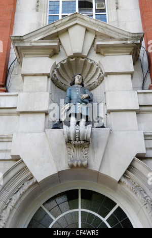 Statue von männlichen Blue Coat-Schüler an der Außenseite der Sir John Cass Foundation Primary School. Eine blaue Mantel-Schule war ursprünglich Stockfoto