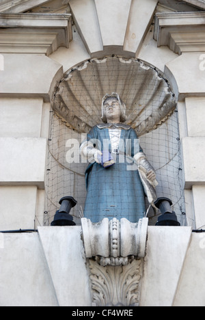 Statue des weiblichen Blue Coat-Schüler im Außenbereich von Sir John Cass Foundation Grundschule in Aldgate. Eine blaue Mantel-Schule war ori Stockfoto