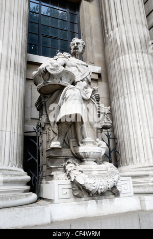 Statue eines Händlers auf der Außenseite der Hafen von London Authority Altbau 10 Trinity Square. Stockfoto