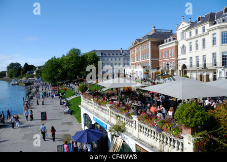 Menschen genießen die Sommersonne am Flussufer in Richmond upon Thames. Stockfoto