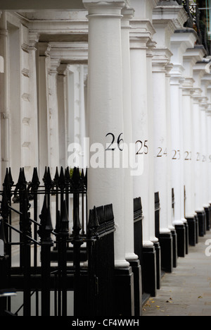 Weißen Steinsäulen nummeriert in Neville Street SW7. Stockfoto