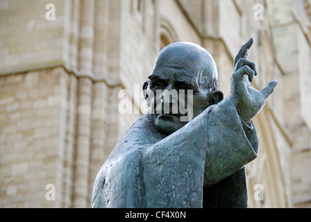 Die Bronzestatue des St Richard von Chichester von Philip Jackson außerhalb Chichester Cathedral. Stockfoto