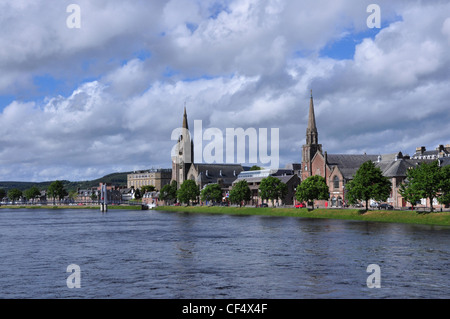 Die freie Kirche St. Columba Nordkirche und Hängebrücke über den Fluss Ness, Inverness, Schottland. Stockfoto