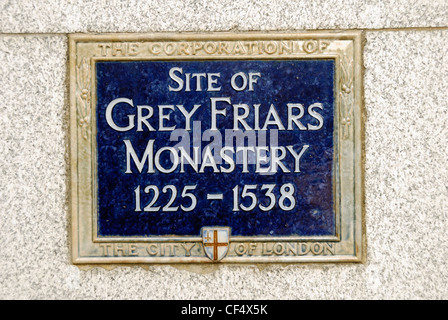 Plakette markiert den ehemaligen Standort des grauen Mönche Kloster in Newgate Street. Stockfoto