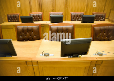 Konferenzräume mit herrlichen Ledersesseln und Holztische mit Mikrofone und Monitore, Verkürzung von oben Stockfoto