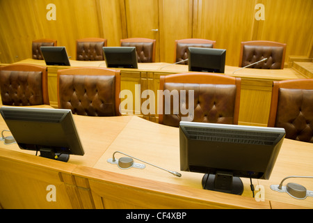 Konferenzräume mit herrlichen Ledersesseln und Holztische mit Mikrofone und Monitore, Verkürzung von oben Stockfoto