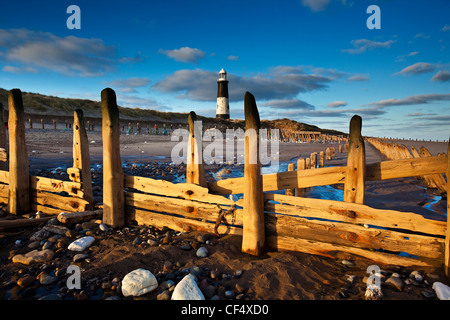 Küstenschutzes und der stillgelegte Leuchtturm am Spurn Point (verschmähen Kopf) am nördlichen Ufer der Mündung des Humber Mündung. Stockfoto