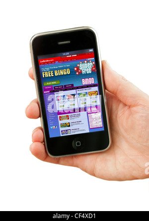 Bingo spielen auf Ladbrokes Website auf dem iPhone Stockfoto