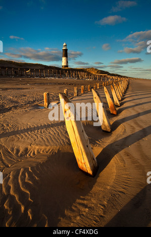 Küstenschutzes und der stillgelegte Leuchtturm am Spurn Point (verschmähen Kopf) am nördlichen Ufer der Mündung des Humber Mündung. Stockfoto