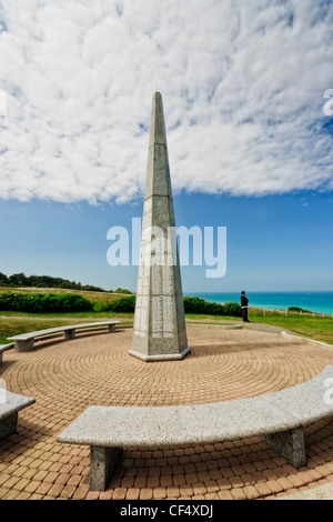 Colleville-Sur-Mer, Normandie, Frankreich. Das Denkmal der US 1. Infanterie-Division ("the big red One") mit Blick auf Omaha Beach. Stockfoto