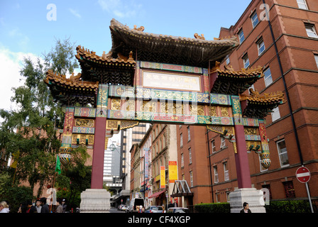 Der kaiserlichen chinesischen Bogen in Chinatown, Manchester, in rot und Gold bemalt und verziert mit Drachen und Phönixen, Farben und Stockfoto