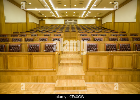 Konferenzräume mit herrlichen Ledersesseln und Holztische mit Mikrofonen, Weitwinkel Stockfoto