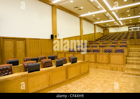 Seitenteil-Konferenz der Hallen mit prachtvollen Ledersesseln und Holztische mit Mikrofone und Monitore Stockfoto