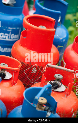 Roten und blauen Propan und Butan Calor Gas-Behälter. Stockfoto