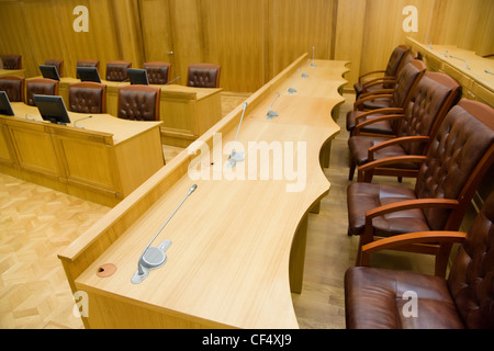 Konferenzräume mit herrlichen Ledersesseln und Holztische mit Mikrofone und Monitore, Tabellen hautnah Stockfoto