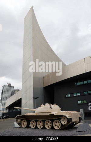 Ein Ex-irakischen Armee t-55 Panzer auf dem Display außerhalb der imperialen Krieg Museum North, eine preisgekrönte Gebäude vom Architekten Daniel Libes Stockfoto