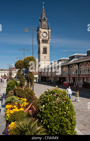 Marktplatz-Uhrturm von der viktorianischen Markthalle im Zentrum von Darlington. Stockfoto