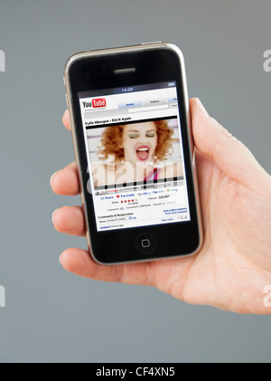 YouTube auf dem iPhone ansehen Stockfoto