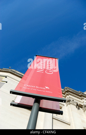 Ein rotes Banner außerhalb der Sainsbury-Flügel der National Gallery am Trafalgar Square. Stockfoto