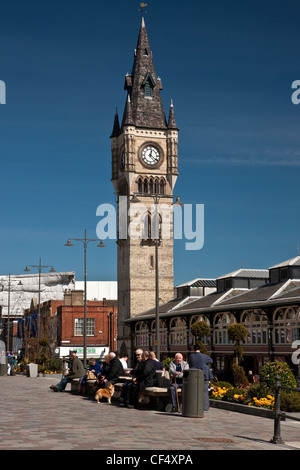 Marktplatz-Uhrturm von der viktorianischen Markthalle im Zentrum von Darlington. Stockfoto